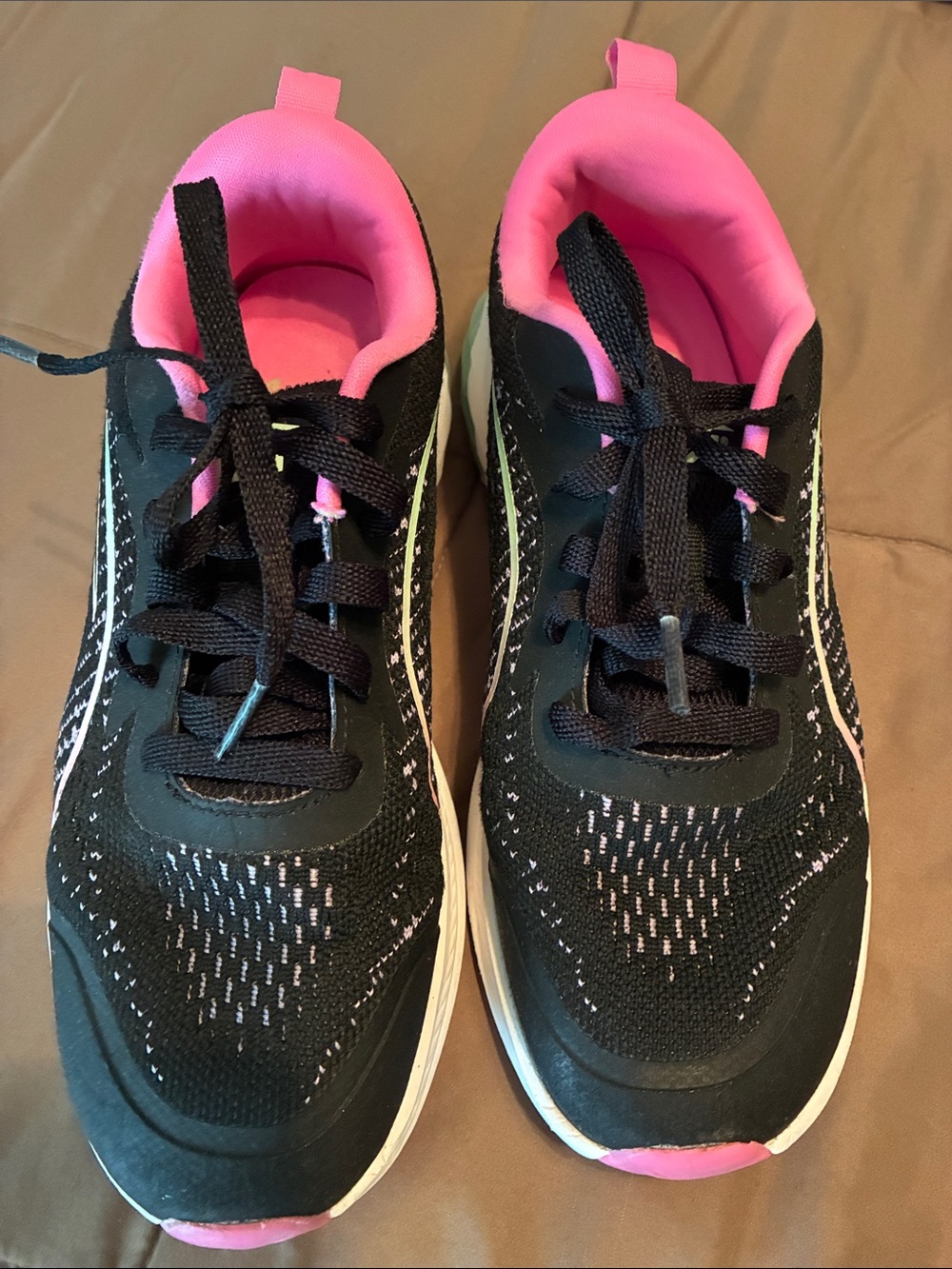 Avía Womens Black and Pink Athletic Sneakers size 7